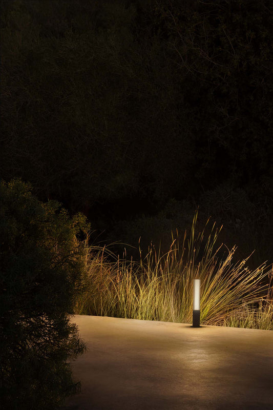 Baliza exterior TURA 650 gris oscuro en imagen ambiente de jardín, faro LED de aluminio IP65 serie 75545 para iluminación exterior superficial