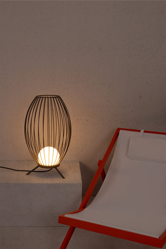 Lámpara portátil CAGE gris oscuro FARO 75608 en ambiente jardín exterior, iluminación LED IP65 aluminio serie 7570, luminaria superficie para exteriores