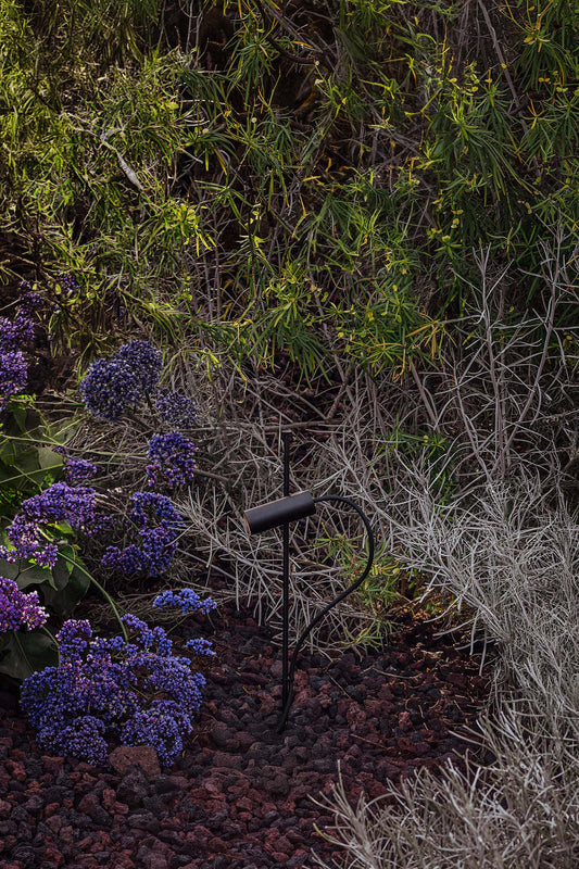 Estaca LED exterior CLAP 630 negra 6W 3000K, faro de aluminio IP65 para iluminación de jardín, bola luz acento en ambiente nocturno.