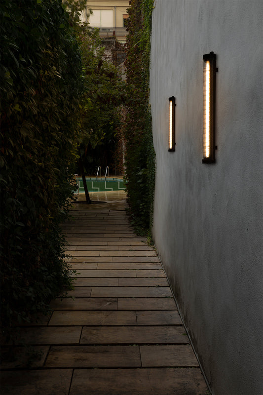 Imagen ambiente de luminaria aplique SCUBA LOUVER 600 negro 20W LED faro exterior montado en pared industrial, superficie IP65 IK10 resistente, modelo 75756