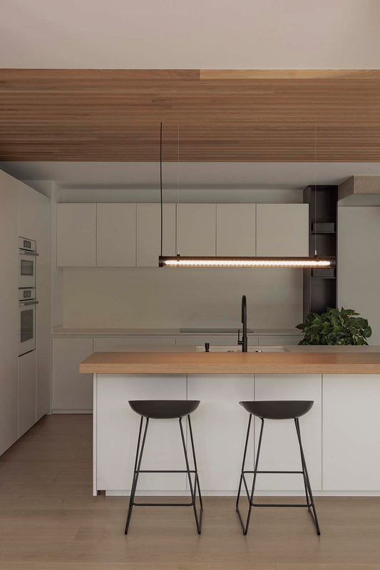 Luminaria colgante SCUBA LOUVER 1200 negra 36W en ambiente exterior industrial, diseño de aluminio IP65 con LED 2700K de FARO, modelo 75758-01 para iluminación exterior de suspensión