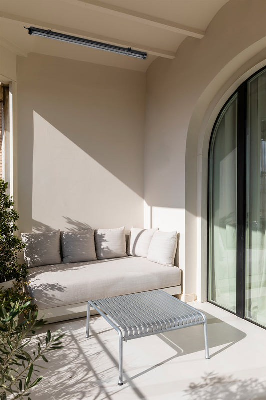 Plafon SCUBA LOUVER 1200 Negra 36W FARO 75758 en entorno industrial exterior, luminaria de aluminio IP65 IK10 para iluminación superficial