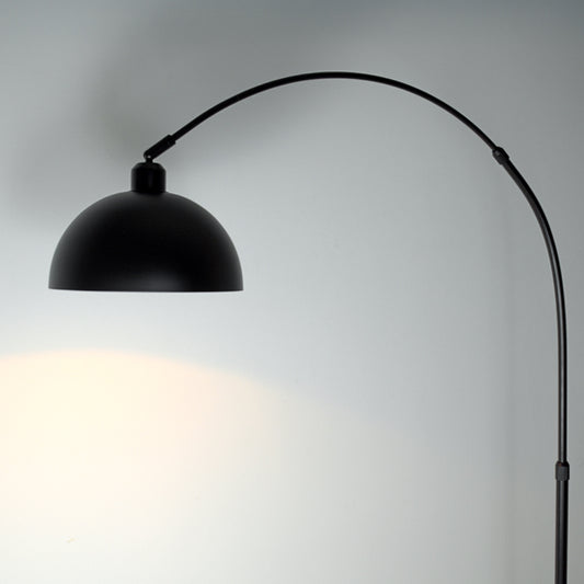 Lámpara de pie AMALFI fabricada en mármol color negro, ideal para iluminar tu hogar.