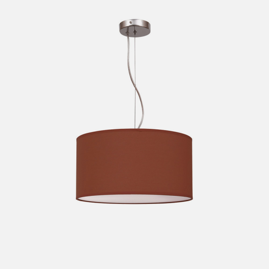 Colgante Nicole en marrón chocolate de Abrila, lámpara colgante moderna de metal y textil con 2 casquillos E27, diámetro 40 cm, ideal para iluminación interior doméstica y decoración contemporánea.