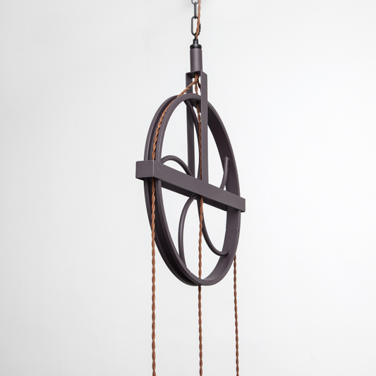 Lámpara colgante rústica Rueca de Abrila en metal marrón, modelo 124693002 con 3 casquillos E27 para bombillas vintage, ideal para decoración interior rústica y estilo vintage.