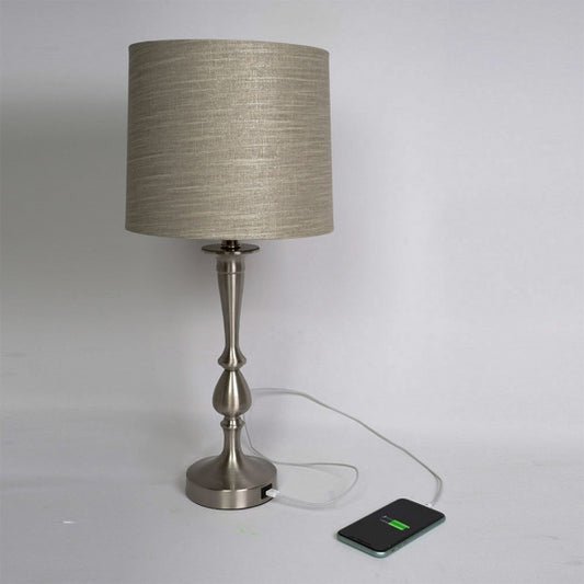 Lámpara de sobremesa Khalifa en níquel con puerto USB integrado, diseño moderno de Abrila para decoración interior doméstica, base metálica y pantalla textil, modelo 130871003, iluminación ai2 elegante para hogar.