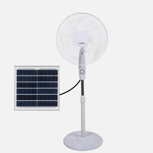 Ventilador de pie solar Frontera blanco de 20W de Abrila, modelo 213641001. Diseño ecológico y eficiente para uso doméstico e interior. Equipado con batería de litio y tecnología AI2 para máximo ahorro de energía.