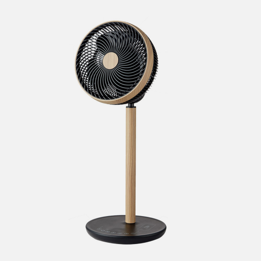 Ventilador de pie Colibri en color negro y madera de la marca Abrila, modelo 236241088. Diseño moderno y funcional con mando a distancia. Fabricado con materiales de alta calidad como metal, ABS y policarbonato. Motor DC eficiente y silencioso, ideal para uso doméstico en interiores.