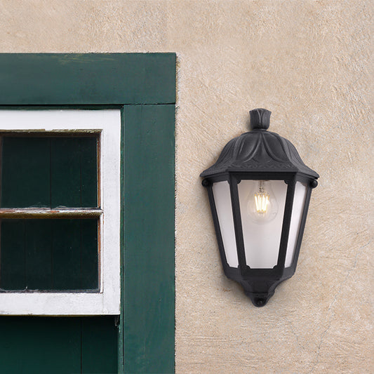 Aplique IESSE fabricado en resina color negro para iluminación exterior