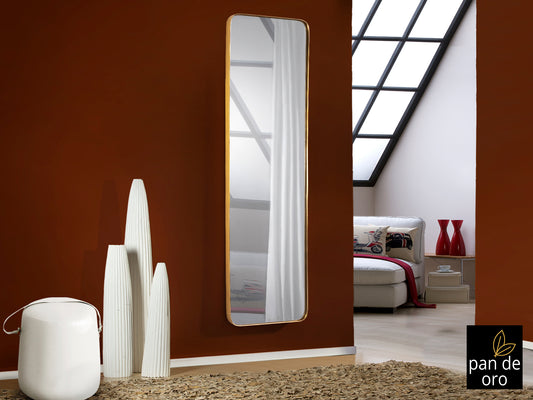 Espejo rectangular Orio oro de Schuller en salón moderno y glamuroso. Espejo de pared con marco dorado, ideal para dormitorio o recibidor. Diseño clásico con pan de oro. Modelo 127417.