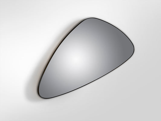 Espejo Orio triangular negro mate 165x85 cm de Schuller, diseño moderno y minimalista para recibidor o salón, fabricado en DM y cristal.