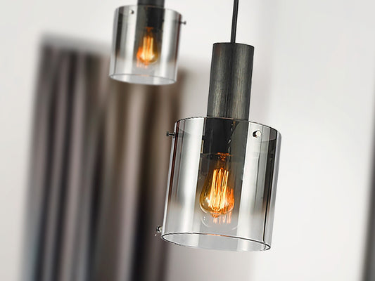 Lámpara de techo Venize negra satinada y cristal smoke colgando en un comedor moderno. Iluminación Schuller, estilo industrial.