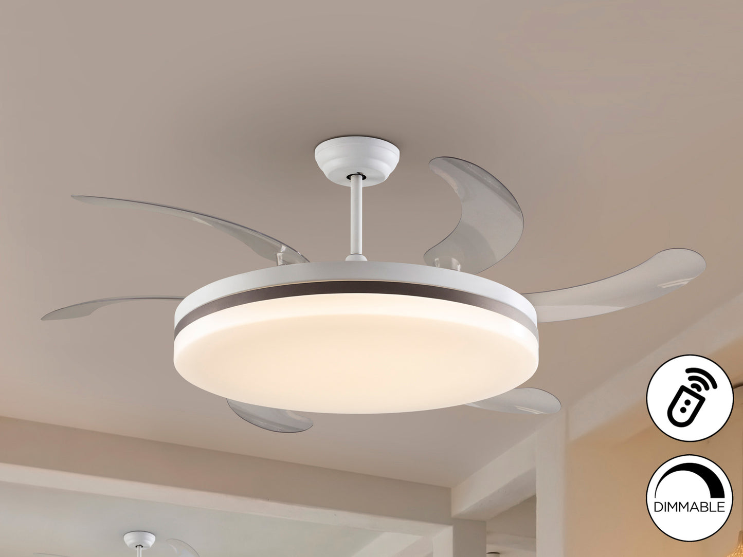 Ventilador de techo Vento Maxi blanco y bronce con aspas retráctiles, luz LED dimable, motor DC, diseño moderno ideal para salón, marca Schuller. Modelo 168434.