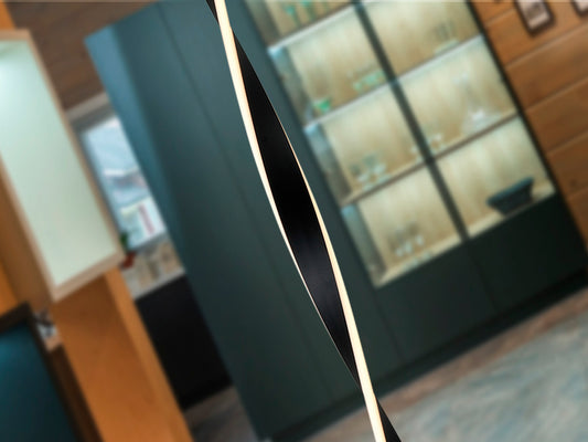 Lámpara de pie Twist en negro mate de Schuller, diseño moderno e industrial en metal y silicona, ideal para dormitorio o salón.