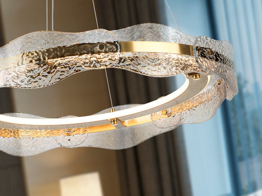 Lámpara de techo Lira Ø60 en oro cepillado con LED integrado y altura regulable, de Schuller, ideal para comedor o salón.