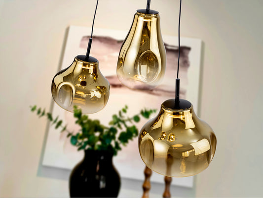 Lámpara de techo Aledis 3L negro-dorado de Schuller en comedor moderno con detalles de cristal y metal, ideal para salón.