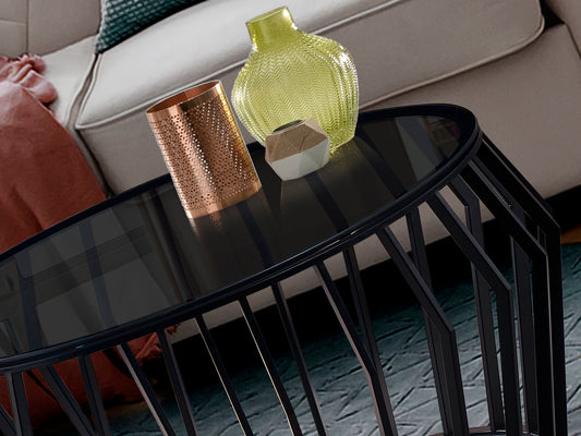 Mesa de centro Ciros negra mate de estilo industrial con tapa de cristal smoke, ideal para salones modernos. Producto de Schuller (335522).