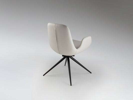 Silla giratoria Zuna blanco hueso Schuller en oficina moderna con detalles negros, diseño industrial y estilo contemporáneo.