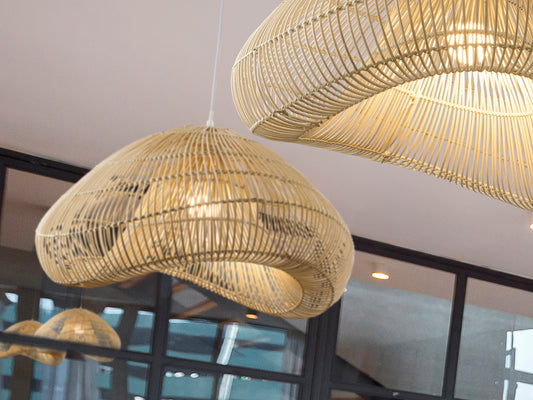 Lámpara colgante Sabah blanco y ratán natural de Schuller en comedor, salón o espacio bohemio. Diseño nórdico con detalles en metal y ratán natural. Modelo 567589.