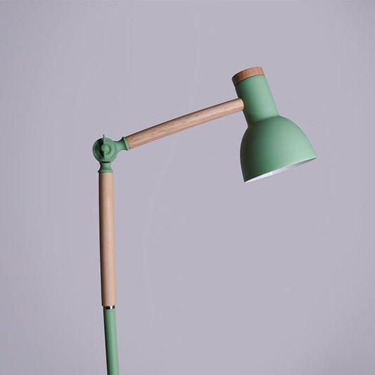 Lámpara Teacher fabricada en metal color verde con detalles en madera natural
