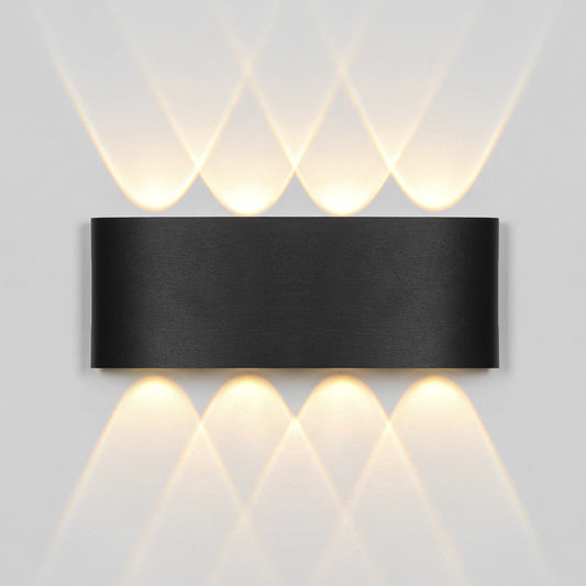 Aplique exterior LED King negro en fachada - Ambiente iluminado