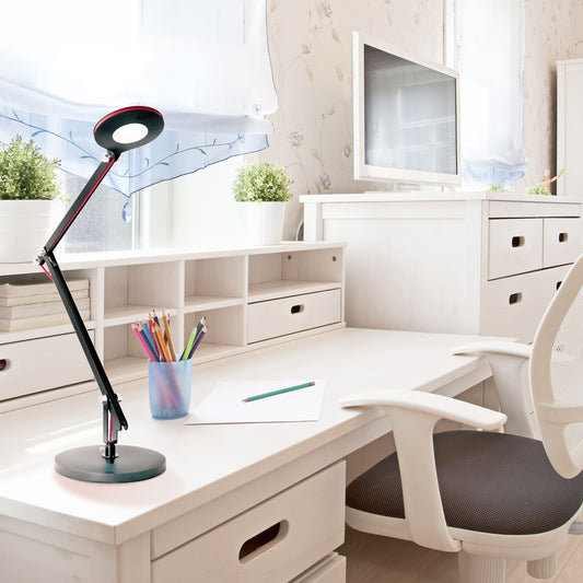 Flexo fabricado en metal color negro, ideal para iluminar tu mesa de trabajo