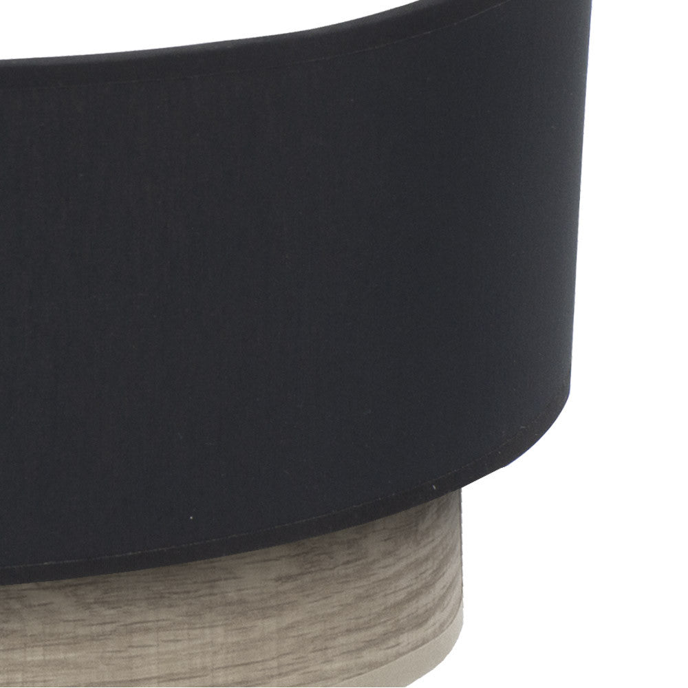 Aplique de pared fabricado en metal negro y textil color madera gris, luz difusa