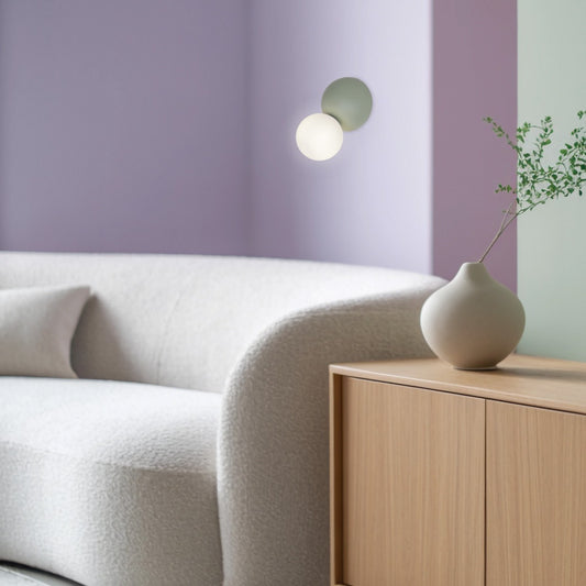 Aplique Mint Verde instalado en pared de pasillo - Ambiente acogedor