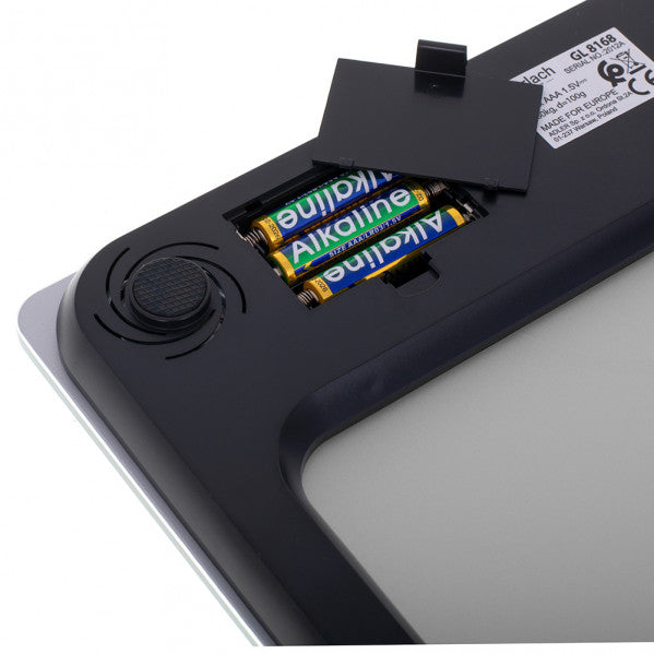 Detalles de la báscula de baño electrónica Fabrilamp/Abrila P013GL8168: diseño plata, pantalla LED, precisión 100g, capacidad 180kg, apagado automático, pies antideslizantes. Báscula digital Fabrilamp/Abrila de LUZGURÚ.