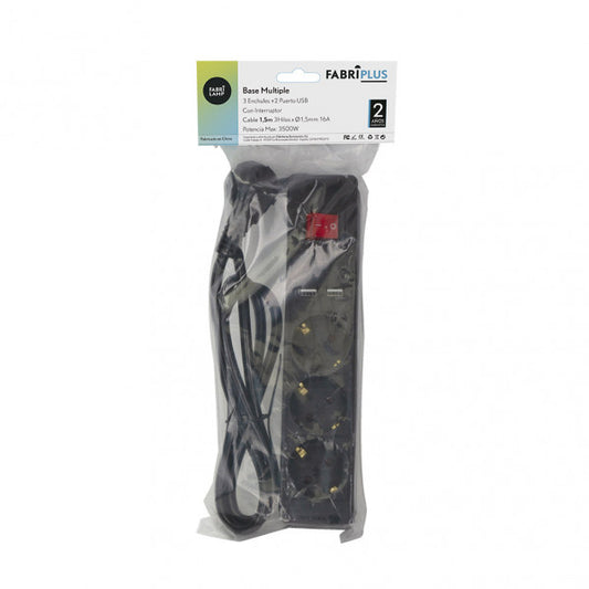 Vista detallada de la base múltiple Fabrilamp mostrando los enchufes y puertos USB.