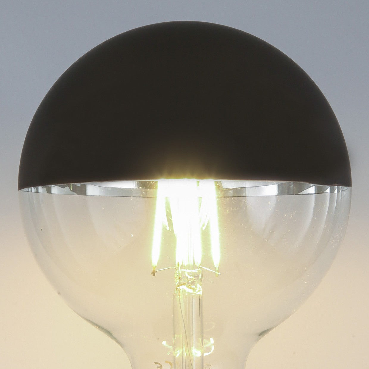 Bombilla LED Negra Mate AJP/Alemar FS0069: Descubre su elegante diseño y dimensiones perfectas para una iluminación cálida y acogedora en tu hogar.