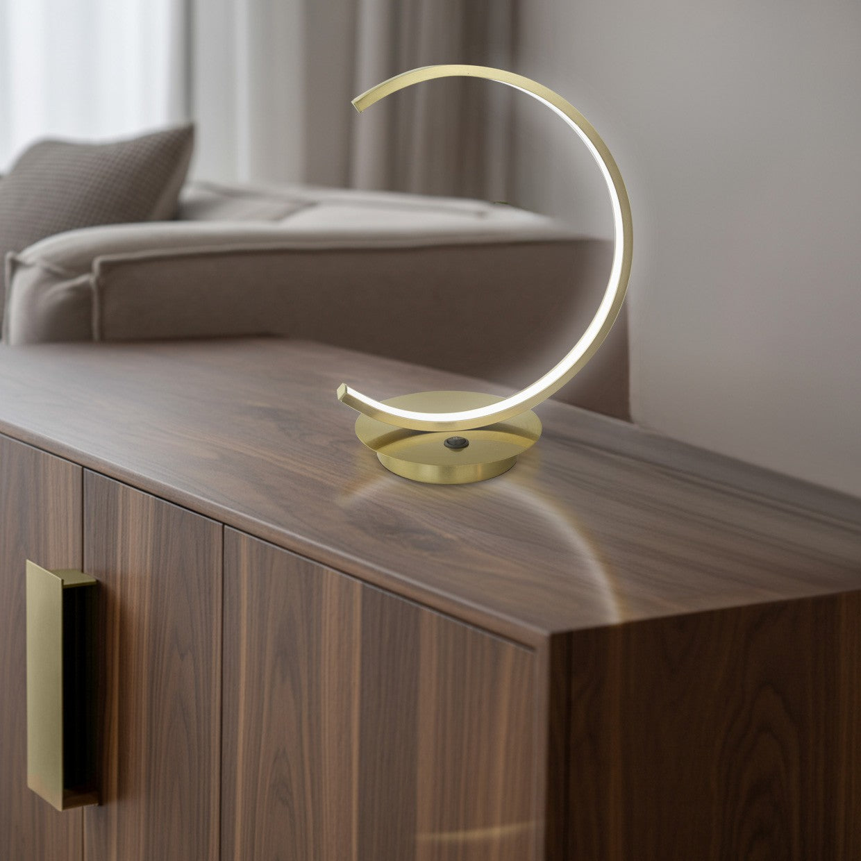 Sobremesa LED Uber latón en detalle de acabado metal y LED integrado