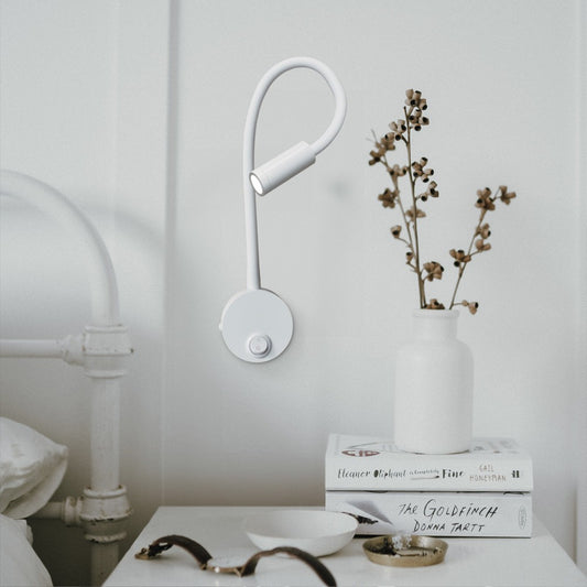 Aplique lector fabricado en aluminio color blanco para dormitorio