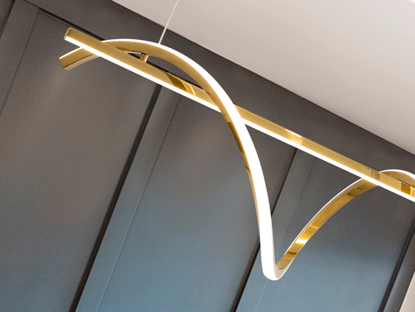 Lámpara colgante Asure Oro de Schuller (Ref. 601832). Detalle del acabado en acero inoxidable oro brillo y difusor de silicona opal. Altura regulable, luz cálida (3000K) y dimmable.