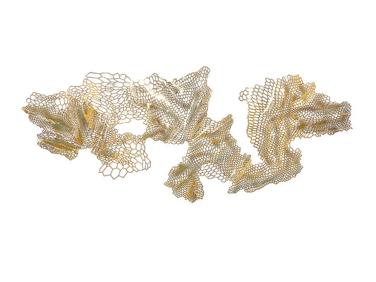 Escultura de pared Drako dorada SCHULLER - Detalle de la malla geométrica perforada en acero inoxidable. Ref. 589536. LUZGURÚ.