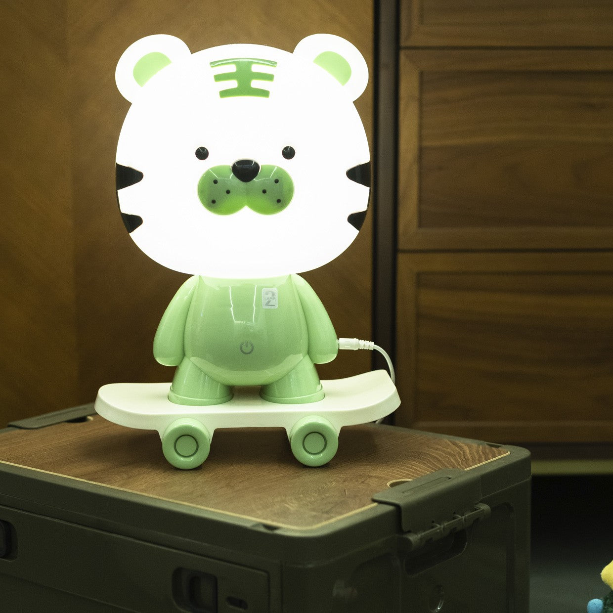 Detalle del interruptor táctil y regulador de la lámpara sobremesa tigre verde ALEMAR