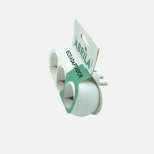 Adaptador Eléctrico 3 Tomas Schuko 16A 230V Blanco Fabrilamp instalada en ambiente decorativo de salón o dormitorio | Fabrilamp / Abrila
