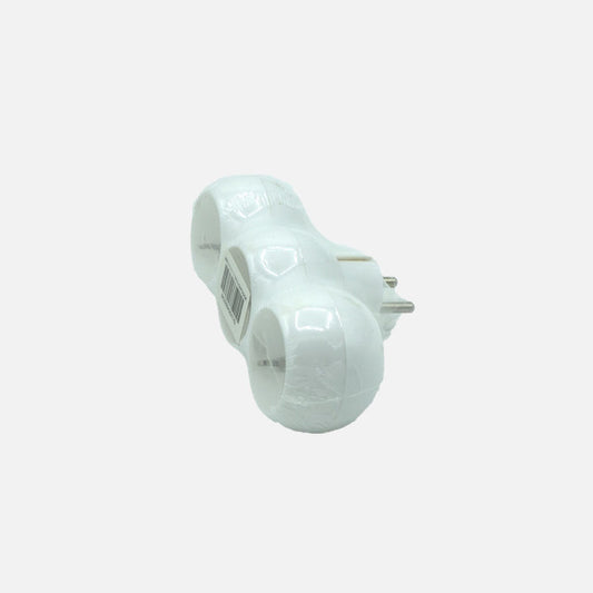 Adaptador Eléctrico Retráctil 3 Tomas 16A Blanco Fabrilamp instalada en ambiente decorativo de salón o dormitorio | Fabrilamp / Abrila