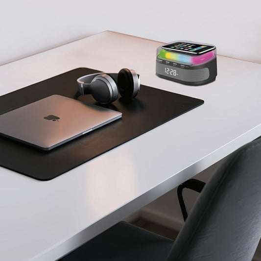 Lámpara Bolt negro en ambiente de escritorio con carga inalámbrica activa