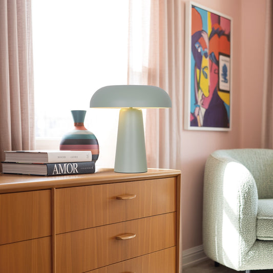 Lámpara Idea verde instalada en mesita de salón - Ambiente decorado