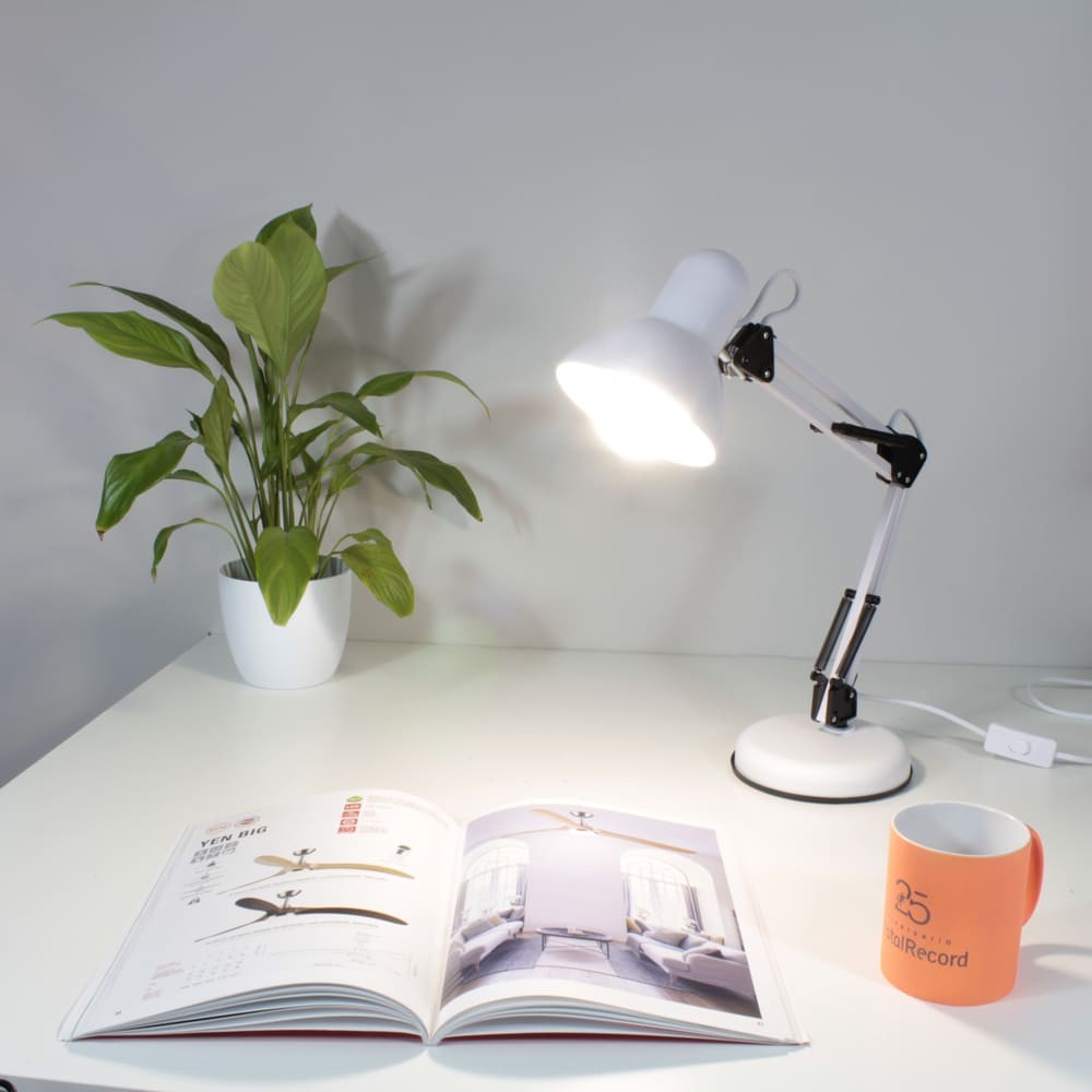 Lámpara de escritorio moderna ideal para estudio
