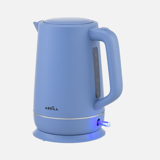 Hervidor de Agua Eléctrico Coffee Azul 1,7 L 2200 W Fabrilamp instalada en ambiente decorativo de salón o dormitorio | Fabrilamp / Abrila