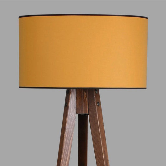Lámpara de pie fabricada en madera color mostaza