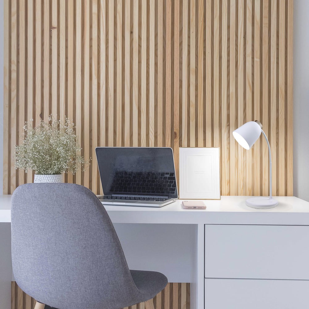 Elegante lámpara de escritorio blanca ideal para estudio