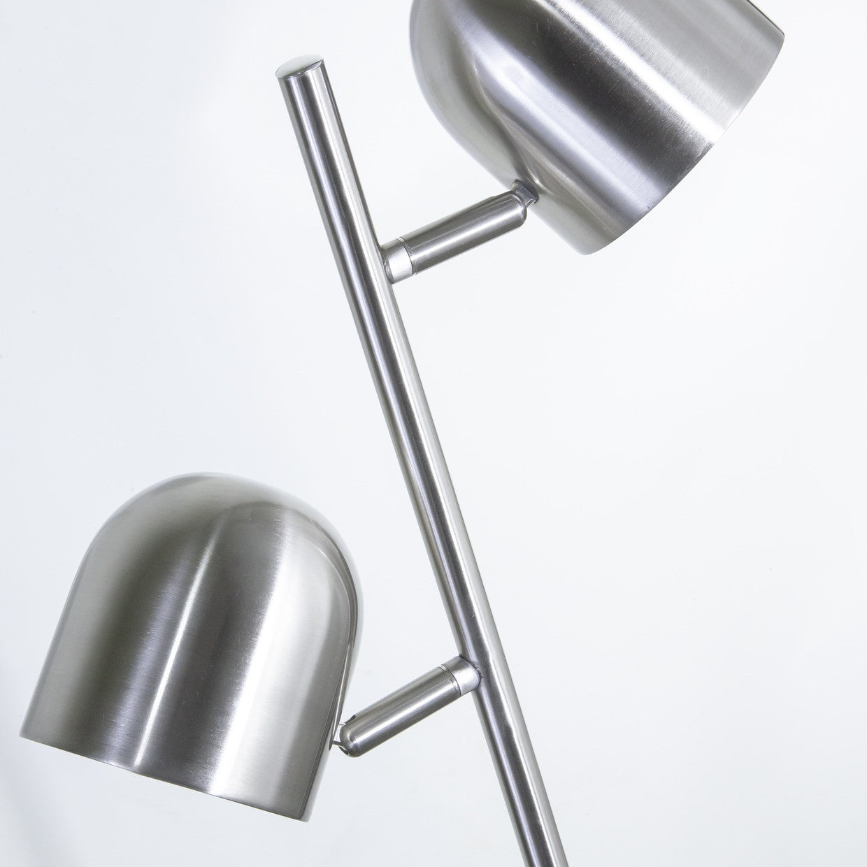 Pie de salón Baptiste AJP/Alemar (Ref. 10892): medidas detalladas. Diseño elegante en níquel satinado con dos luces orientables para una iluminación perfecta. Envío rápido desde LuzGuru.