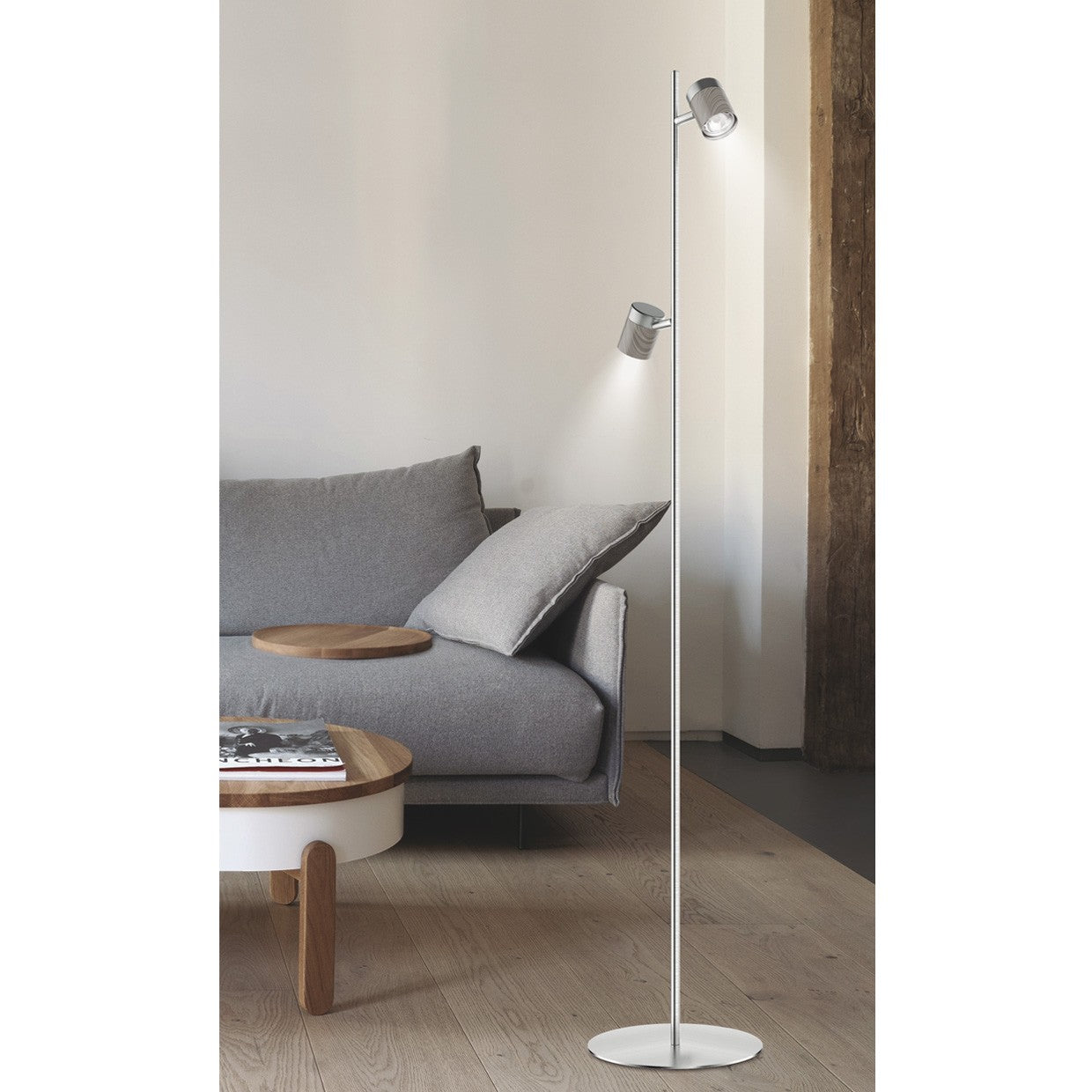 Pie de salón Bolzano AJP/Alemar (Ref. 11005): Medidas detalladas. Elegante diseño en níquel satinado, iluminación eficiente con 2x50W GU-10. Compra en LuzGuru.com