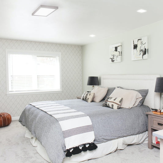 Plafón Know fabricado en aluminio color gris, ideal para interiores