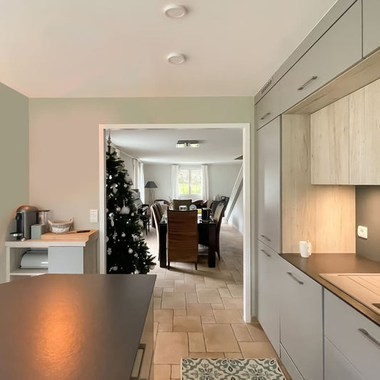 Plafón Know fabricado en aluminio color blanco con difusor acrílico