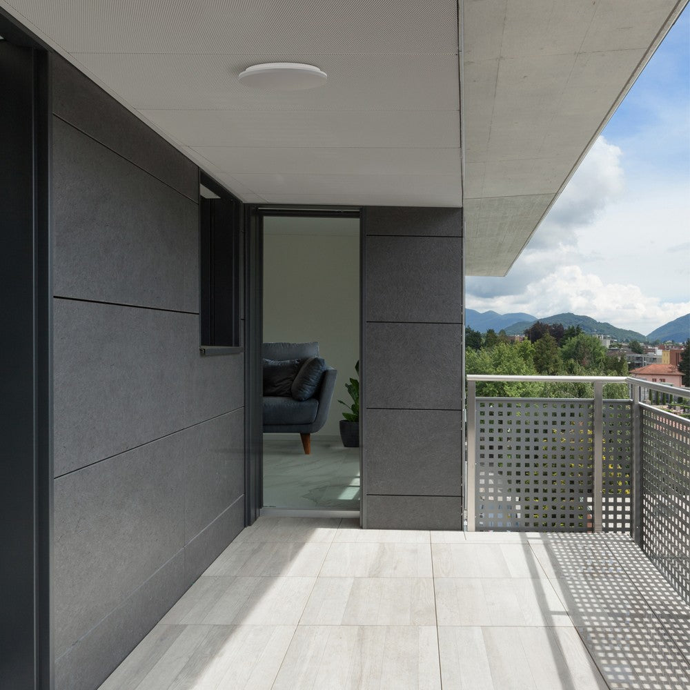 Iluminación moderna ideal para balcones con el plafón Dalia