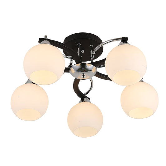 Plafón Pissis fabricado en metal color cromo y negro con tulipas blancas